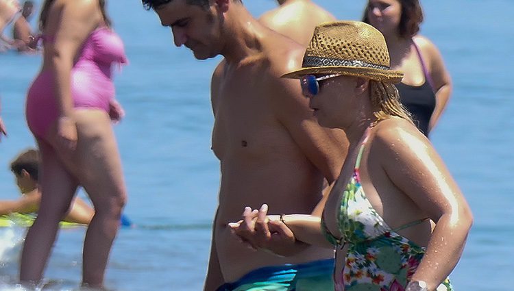 María José Campanario junto a Jesulín de Ubrique en la playa