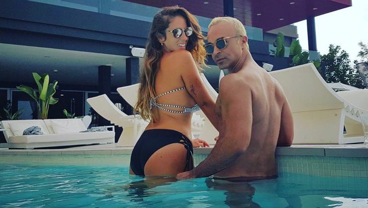 Luis Rollán y Anabel Pantoja dándose un baño en la piscina