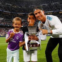 Cristiano Ronaldo con su hijo y su sobrino con la Supercopa de España