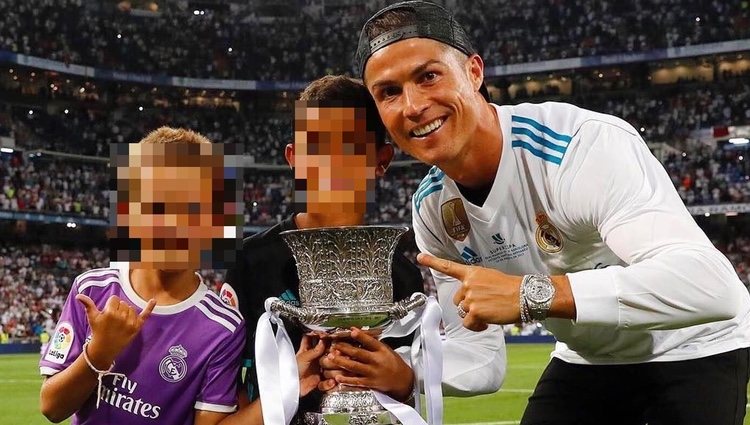 Cristiano Ronaldo con su hijo y su sobrino con la Supercopa de España