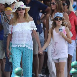 Tita Cervera con una de sus hijas en Saint-Tropez