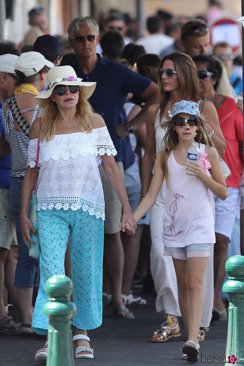 Tita Cervera con una de sus hijas en Saint-Tropez