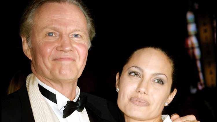 Angelia Jolie junto a su padre Jon Voight