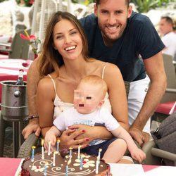 Helen Lindes celebrando su cumpleaños junto a Rudy Fernández y su hijo Alan