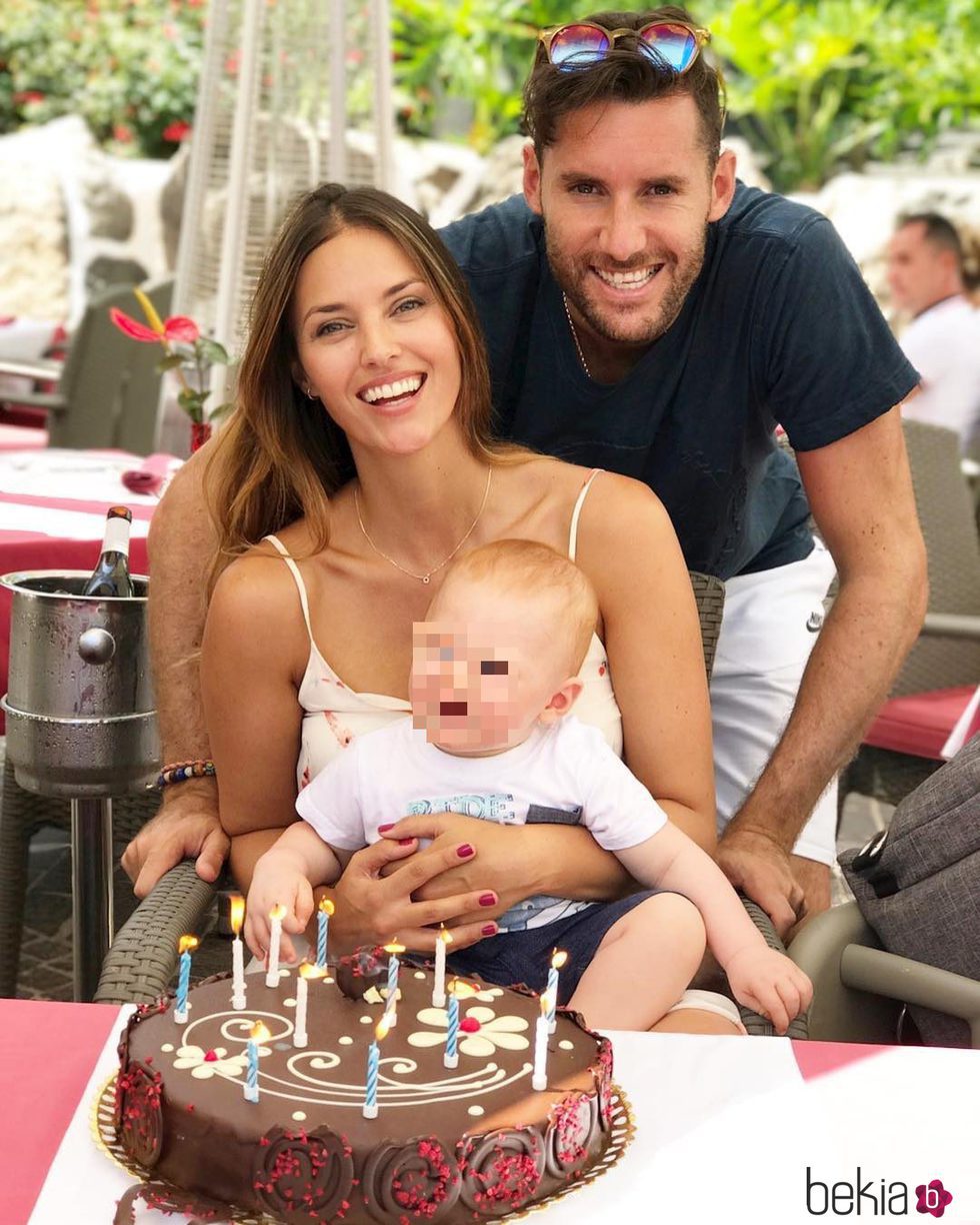 Helen Lindes celebrando su cumpleaños junto a Rudy Fernández y su hijo Alan