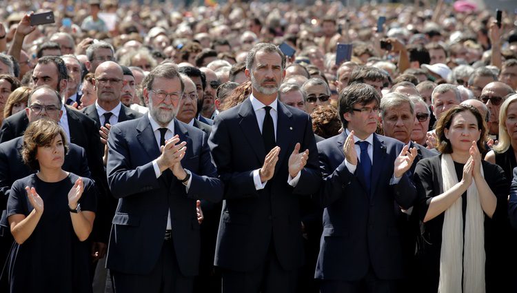 El Rey Felipe tras el minuto de silencio en recuerdo a las víctimas de los atentados de Barcelona y Cambrils