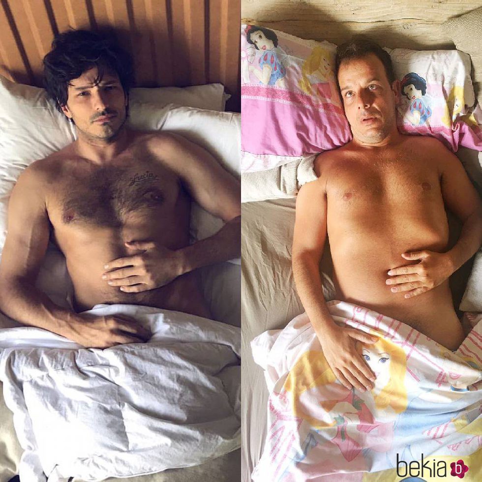 Ángel Llàcer imitando a Andrés Velencoso en la cama