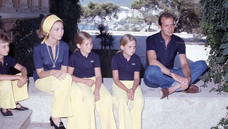 Los Reyes Juan Carlos y Sofía con sus hijos Felipe, Elena y Cristina en Marivent