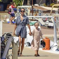 Jennifer Connelly junto a su hija Agnes y su marido Paul Bettany en Formentera