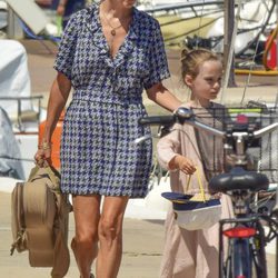 Jennifer Connelly paseando junto a su hija en Formentera