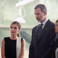 Los Reyes Felipe y Letizia, afectados en la visita a los heridos del atentado de Barcelona