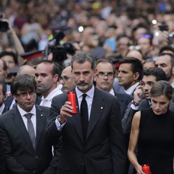 Los Reyes Felipe y Letizia colocan velas en el lugar del atentado de Barcelona