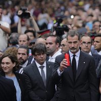 Los Reyes Felipe y Letizia colocan velas en el lugar del atentado de Barcelona