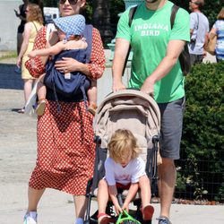 Olivia Wilde y su marido Jason Sudeikis con sus hijos