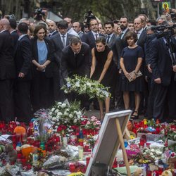 Los Reyes Felipe y Letizia colocan una corona de flores en el lugar del atentado de Barcelona