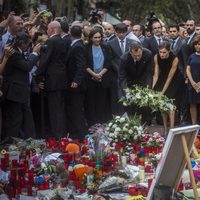 Los Reyes Felipe y Letizia colocan una corona de flores en el lugar del atentado de Barcelona