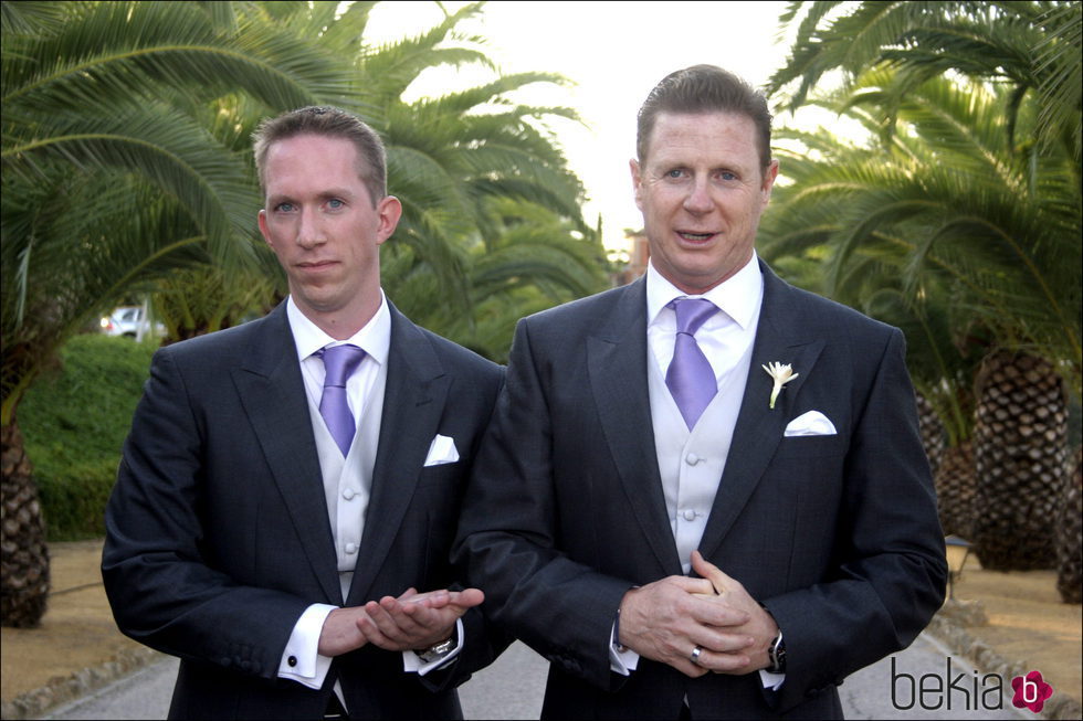 Jorge Cadaval posando junto a su marido Ken Appledorn el día de su boda