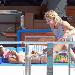 Eugenia Martinez de Irujo con su hija Cayetana Rivera en Ibiza