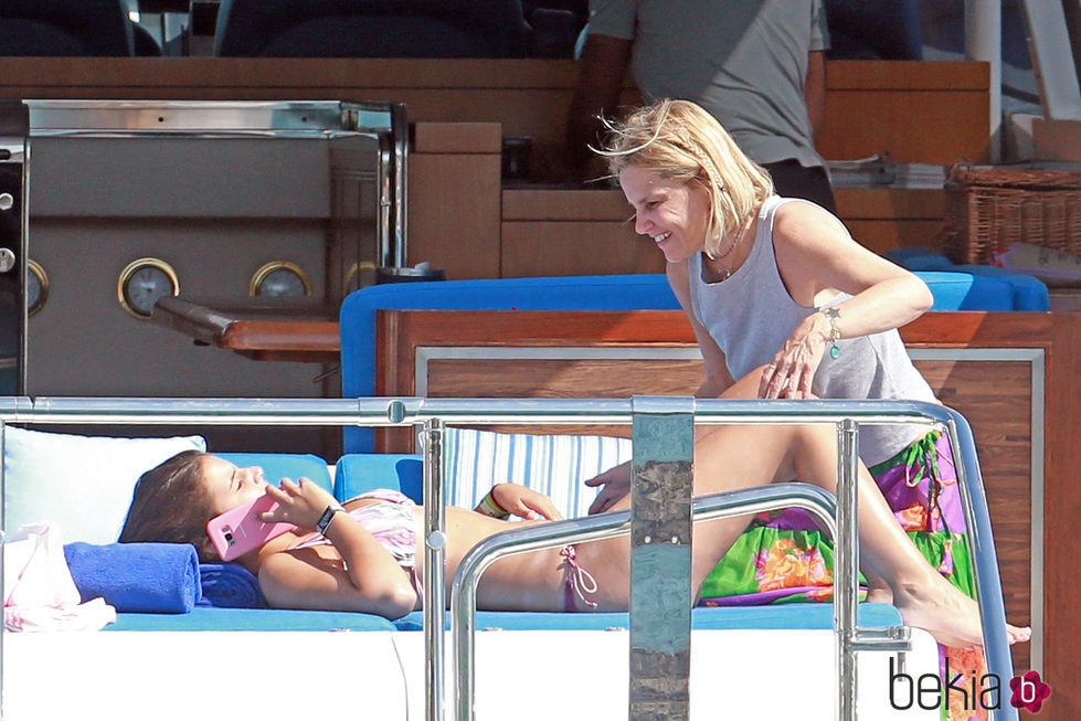 Eugenia Martinez de Irujo con su hija Cayetana Rivera en Ibiza