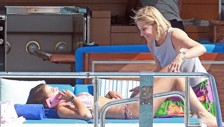 Eugenia Martinez de Irujo con su hija Cayetana Rivera en Ibiza