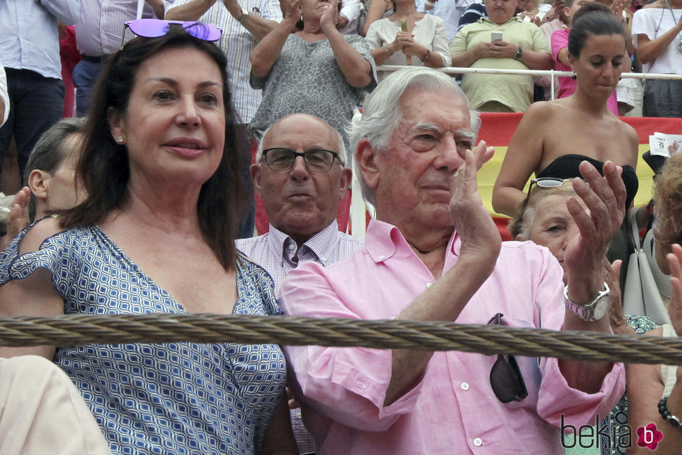 Carmen Martínez-Bordiú y Mario Vargas Llosa en los toros en Málaga