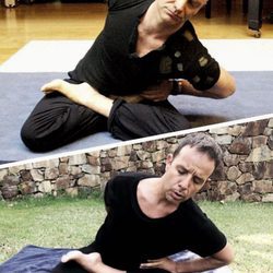 Ángel Llàcer imitando a Sting haciendo yoga