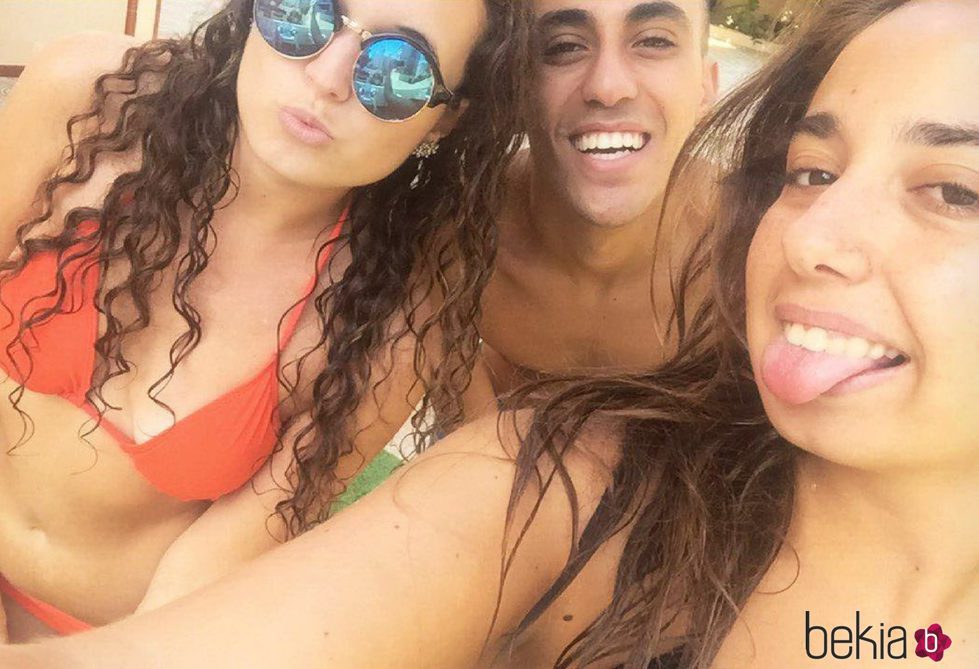 Andrea Janeiro, muy feliz en Benidorm con Isma y otra amiga