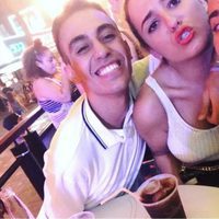 Isma y Andrea Janeiro tomando algo con una amiga en Benidorm