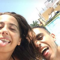 Andrea Janeiro en la piscina con Isma en Benidorm