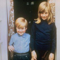 Lady Di con su hermano Charles Spencer cuando eran pequeños