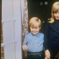 Lady Di con su hermano Charles Spencer cuando eran pequeños