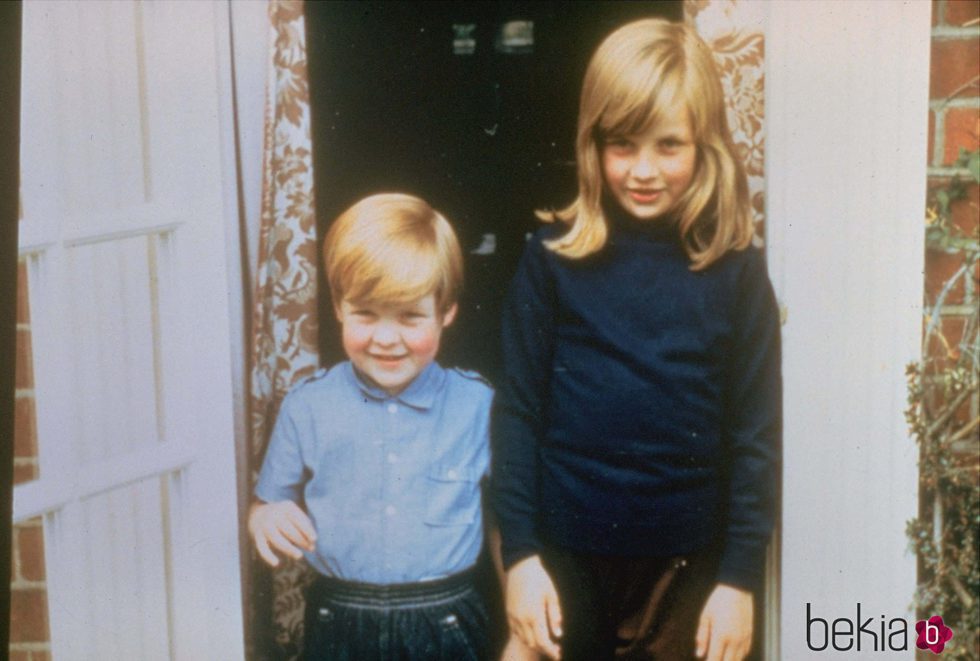 Lady Di con su hermano Charles Spencer cuando eran pequeños