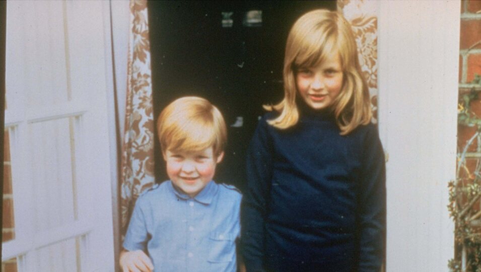 Lady Di con su hermano Charles Spencer cuando eran pequeños