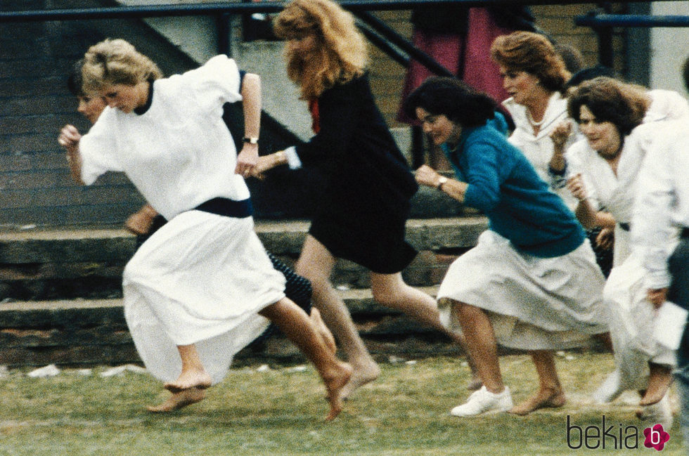 Lady Di corriendo en una carrera para madres