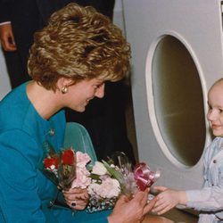 Lady Di con un niño enfermo en una visita a un hospital