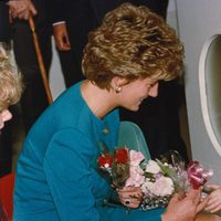 Lady Di con un niño enfermo en una visita a un hospital