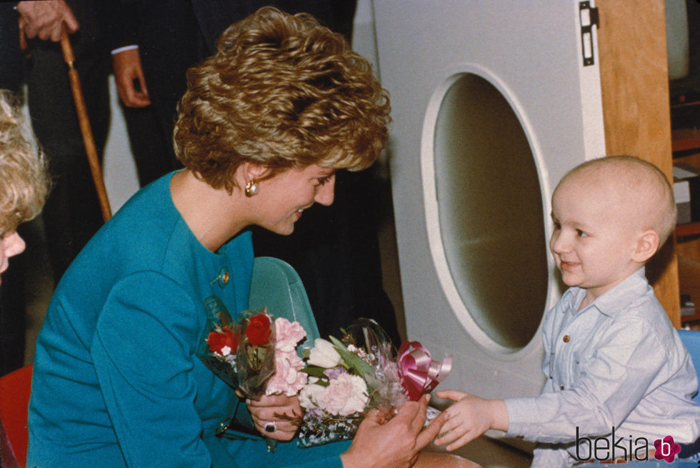 Lady Di con un niño enfermo en una visita a un hospital