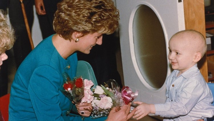 Lady Di con un niño enfermo en una visita a un hospital