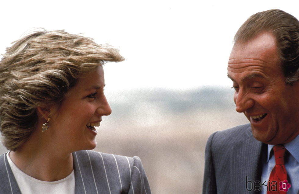 Lady Di y el Rey Juan Carlos bromeando