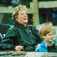 Lady Di con sus hijos Guillermo y Harry en un parque de atracciones