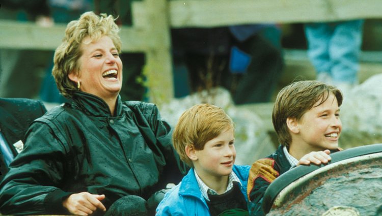 Lady Di con sus hijos Guillermo y Harry en un parque de atracciones