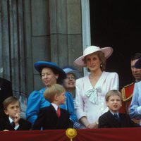 La Reina Isabel, el Duque de Edimburgo, Lady Di, el Príncipe Guillermo, el Príncipe Harry y la Princesa Margarita