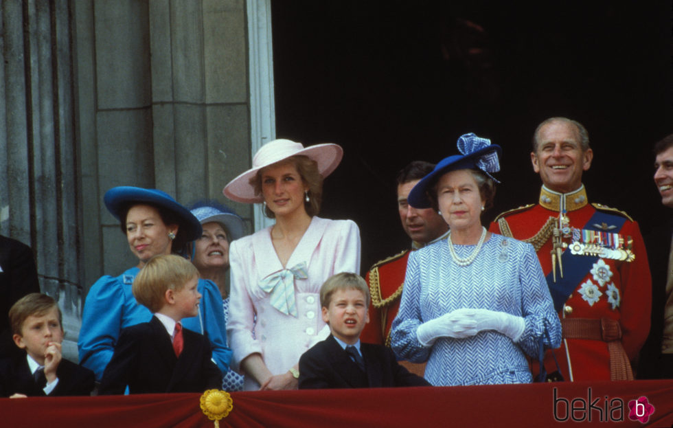 La Reina Isabel, el Duque de Edimburgo, Lady Di, el Príncipe Guillermo, el Príncipe Harry y la Princesa Margarita