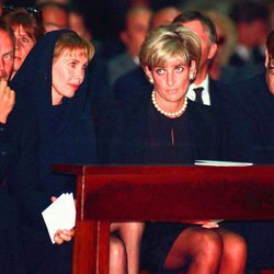 Lady Di con Sting y Elton John en el funeral de Versace poco antes de su muerte