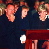 Lady Di con Sting y Elton John en el funeral de Versace poco antes de su muerte