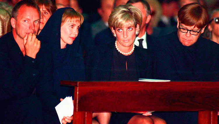 Lady Di con Sting y Elton John en el funeral de Versace poco antes de su muerte