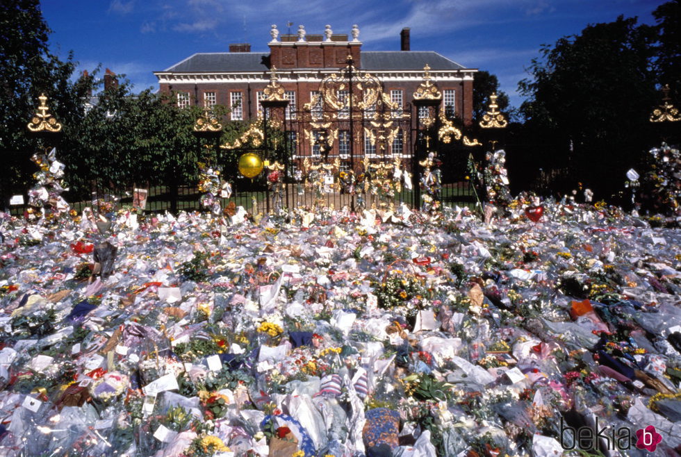 Flores, velas y mensajes en la puerta de Kensington Palace tras la muerte de Lady Di