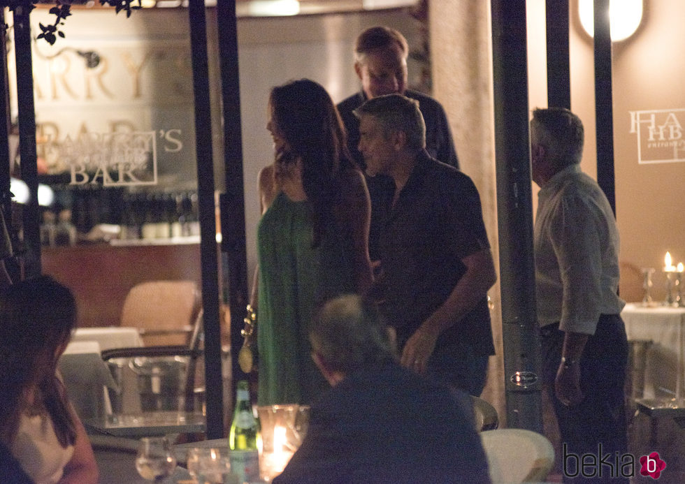 George Clooney y Amal Alamuddin saliendo de un restaurante en Cernobbio