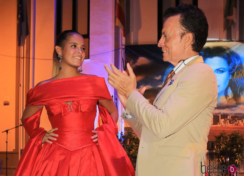 José Ortega Cano y Gloria Camila cruzando miradas durante la semana cultura en honor a Rocío Jurado