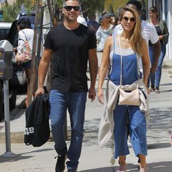 Jessica Alba luce embarazo con Cash Warren de paseo